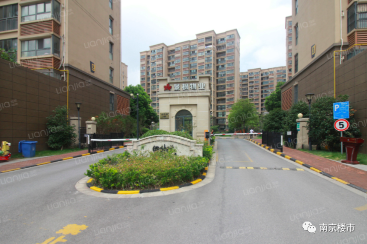 刚刚我在链家网上看到,江宁禄口的景枫里外城一套96㎡的二手房在挂牌