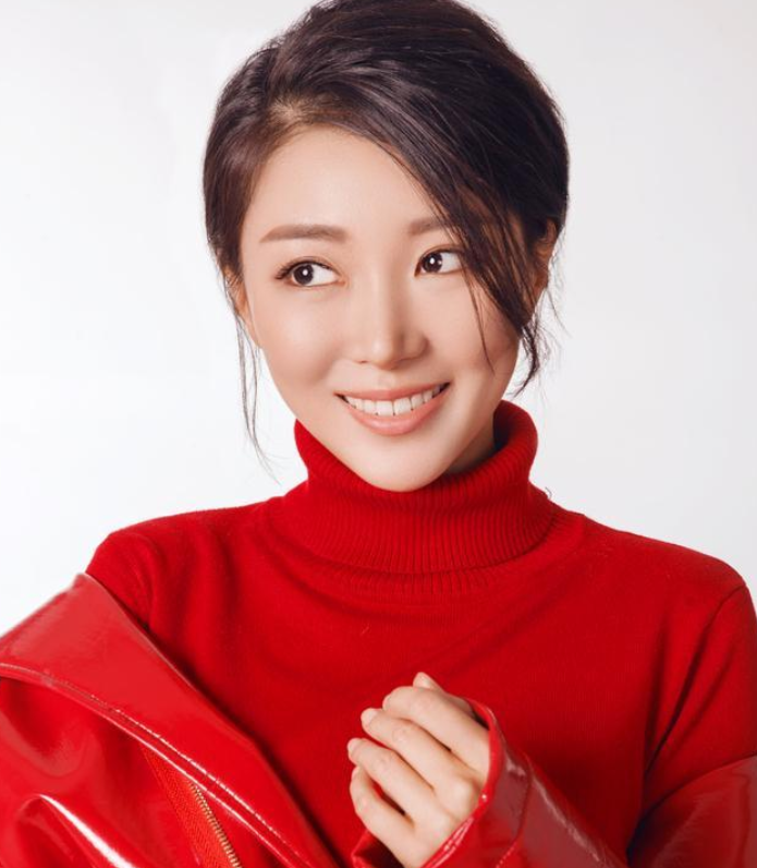 网红|港姐曾因“舞蹈门”事业滑坡，如今沦为网红直播，她发声揭实情：为女儿隐退