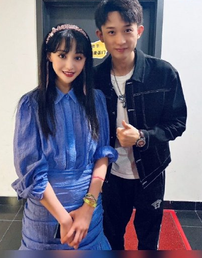 粉丝晒与郑爽合照美女真的不需要美颜图中秒变蛇精脸