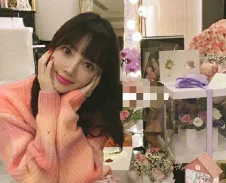 李小璐|李小璐和PGone恋情有了新的发展，两人穿同一件衣服，隔空秀恩爱