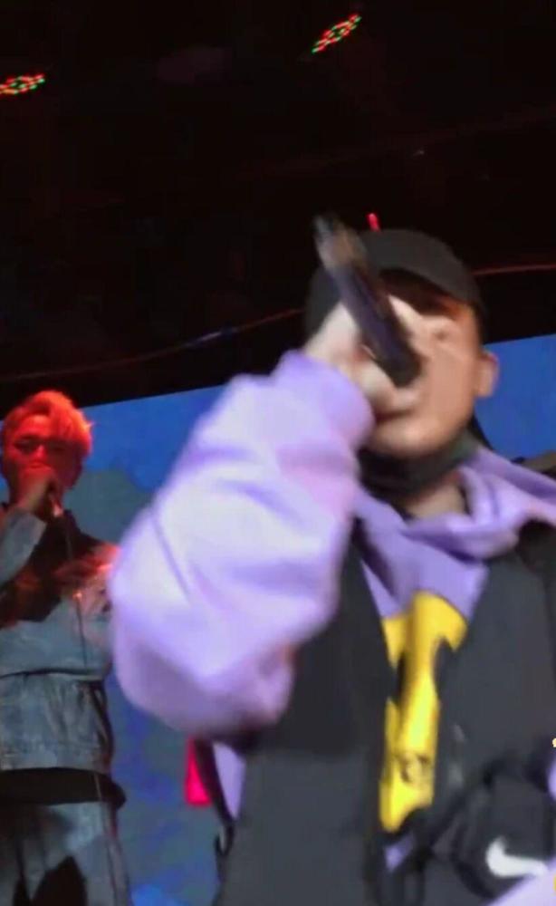 李小璐|李小璐和PGone恋情有了新的发展，两人穿同一件衣服，隔空秀恩爱