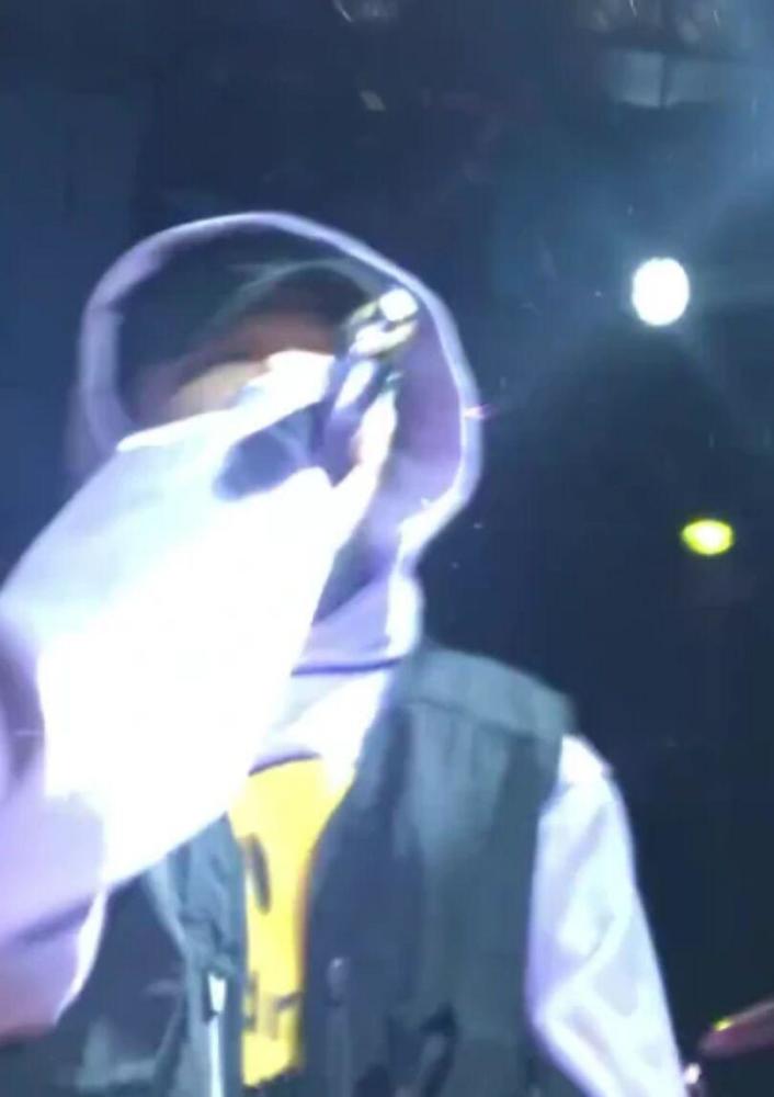 李小璐|李小璐和PGone恋情有了新的发展，两人穿同一件衣服，隔空秀恩爱