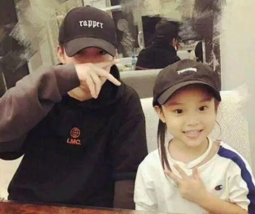 李小璐|李小璐和PGone恋情有了新的发展，两人穿同一件衣服，隔空秀恩爱