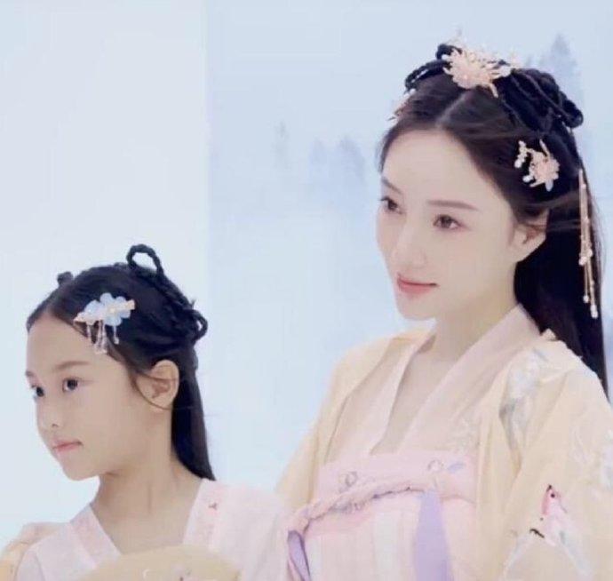 李小璐|李小璐和PGone恋情有了新的发展，两人穿同一件衣服，隔空秀恩爱