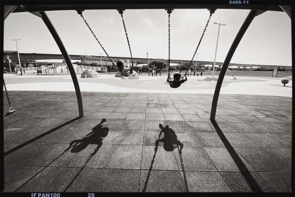 贾静雯|修杰楷帮贾静雯带娃，一人带三女儿外出，咘咘波妞活泼好动，梧桐妹文静内向