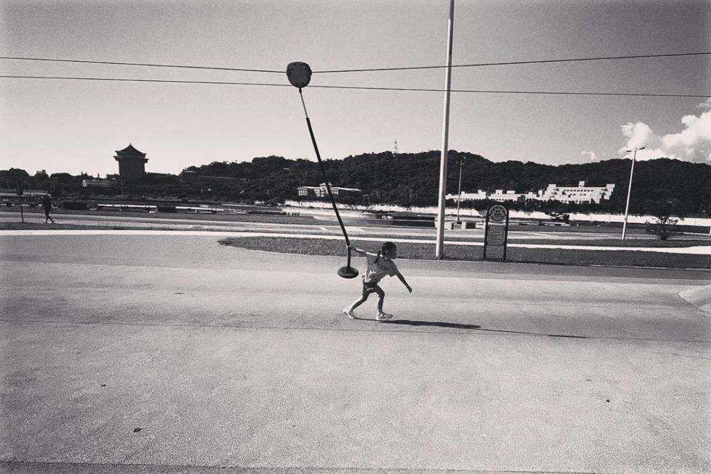 贾静雯|修杰楷帮贾静雯带娃，一人带三女儿外出，咘咘波妞活泼好动，梧桐妹文静内向