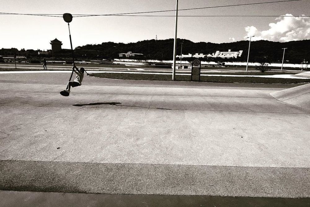 贾静雯|修杰楷帮贾静雯带娃，一人带三女儿外出，咘咘波妞活泼好动，梧桐妹文静内向