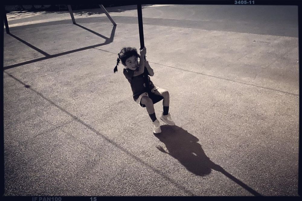 贾静雯|修杰楷帮贾静雯带娃，一人带三女儿外出，咘咘波妞活泼好动，梧桐妹文静内向