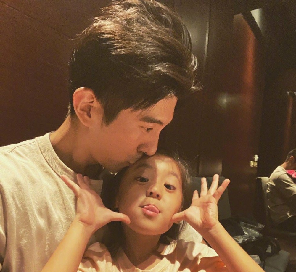 贾静雯|修杰楷帮贾静雯带娃，一人带三女儿外出，咘咘波妞活泼好动，梧桐妹文静内向