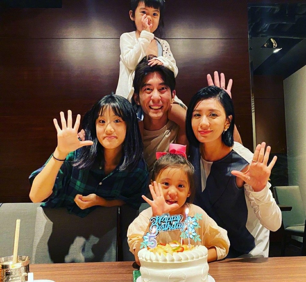 贾静雯|修杰楷帮贾静雯带娃，一人带三女儿外出，咘咘波妞活泼好动，梧桐妹文静内向