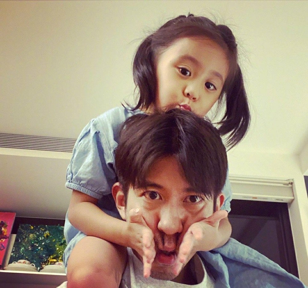 贾静雯|修杰楷帮贾静雯带娃，一人带三女儿外出，咘咘波妞活泼好动，梧桐妹文静内向