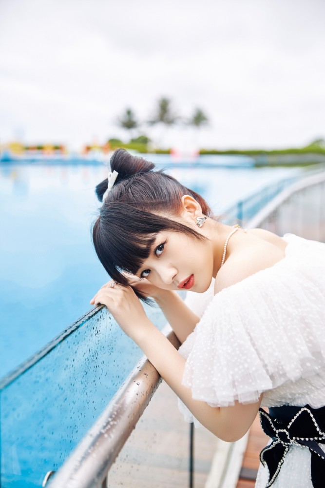 赖美云海边大片曝光 扎丸子头灵动可爱