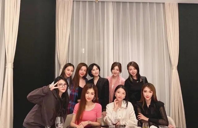 baby|Baby回复聚会合照站位问题，朋友之间不用介意，网友反应真的超暖心