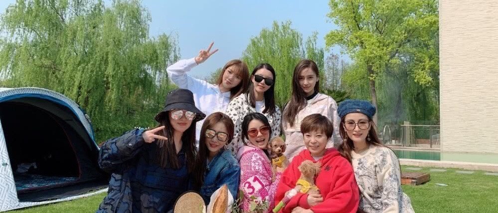 baby|Baby回复聚会合照站位问题，朋友之间不用介意，网友反应真的超暖心