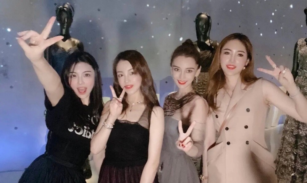 baby|Baby回复聚会合照站位问题，朋友之间不用介意，网友反应真的超暖心