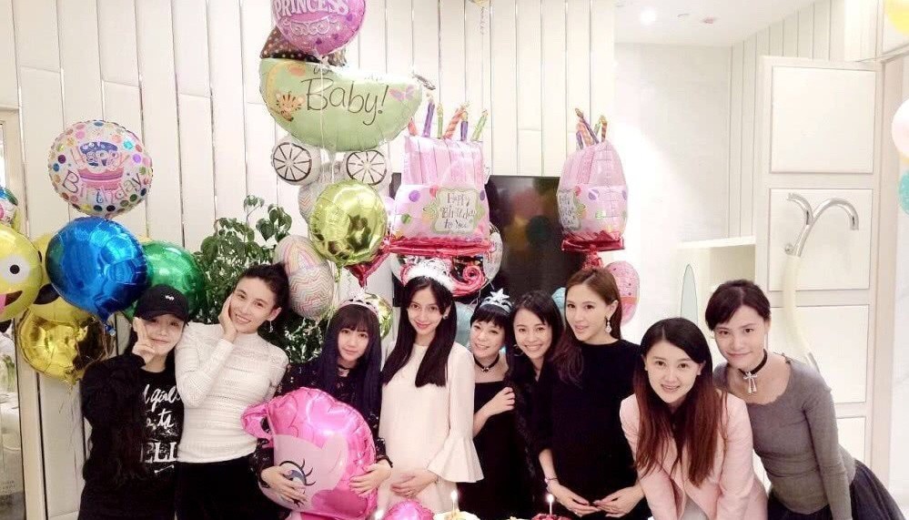 baby|Baby回复聚会合照站位问题，朋友之间不用介意，网友反应真的超暖心