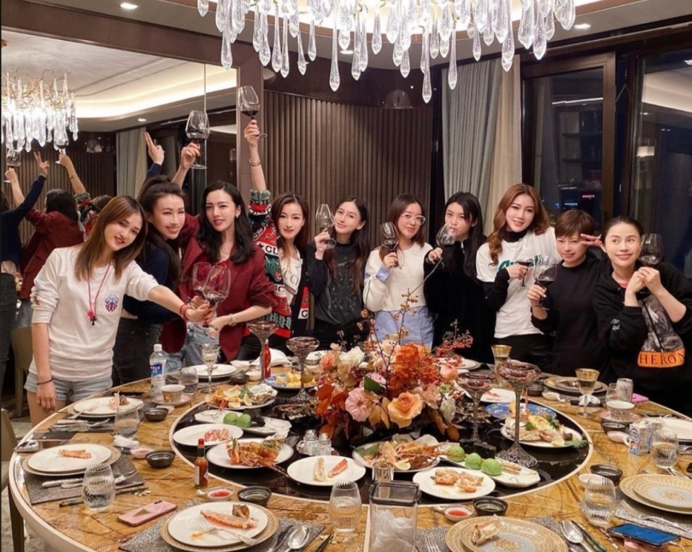 baby|Baby回复聚会合照站位问题，朋友之间不用介意，网友反应真的超暖心