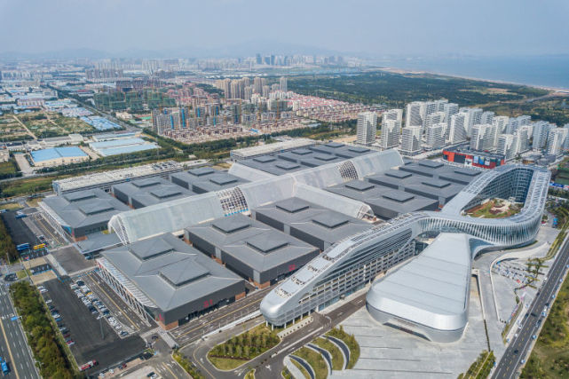 航拍西海岸青岛世界博览城从空中看去颇具科幻感