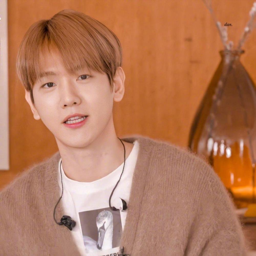 exo边伯贤散步直播,素颜男友风穿搭帅气,清唱忘词好萌,讲中文暖心