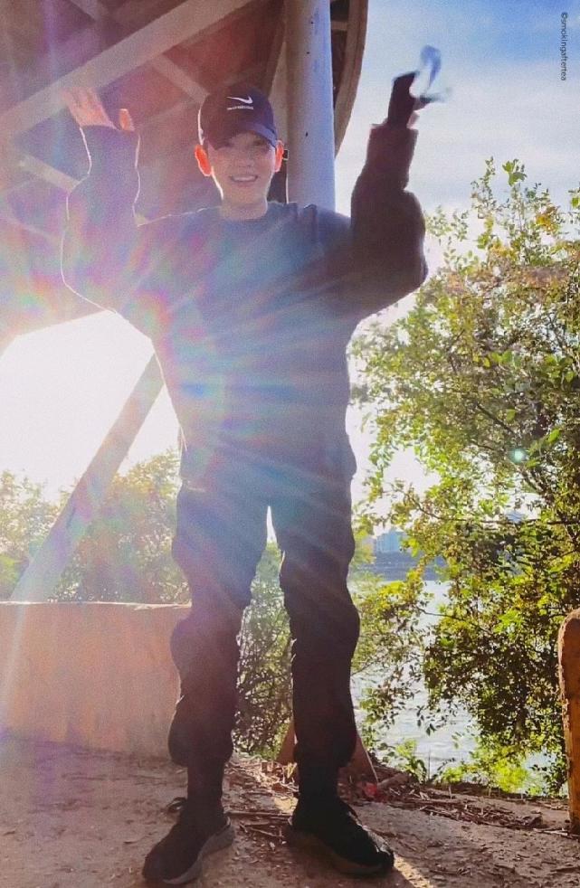 exo边伯贤散步直播素颜男友风穿搭帅气清唱忘词好萌讲中文暖心