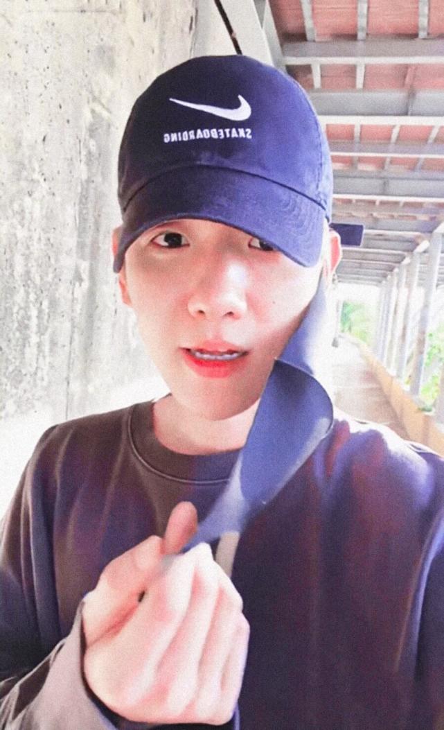 exo边伯贤散步直播素颜男友风穿搭帅气清唱忘词好萌讲中文暖心