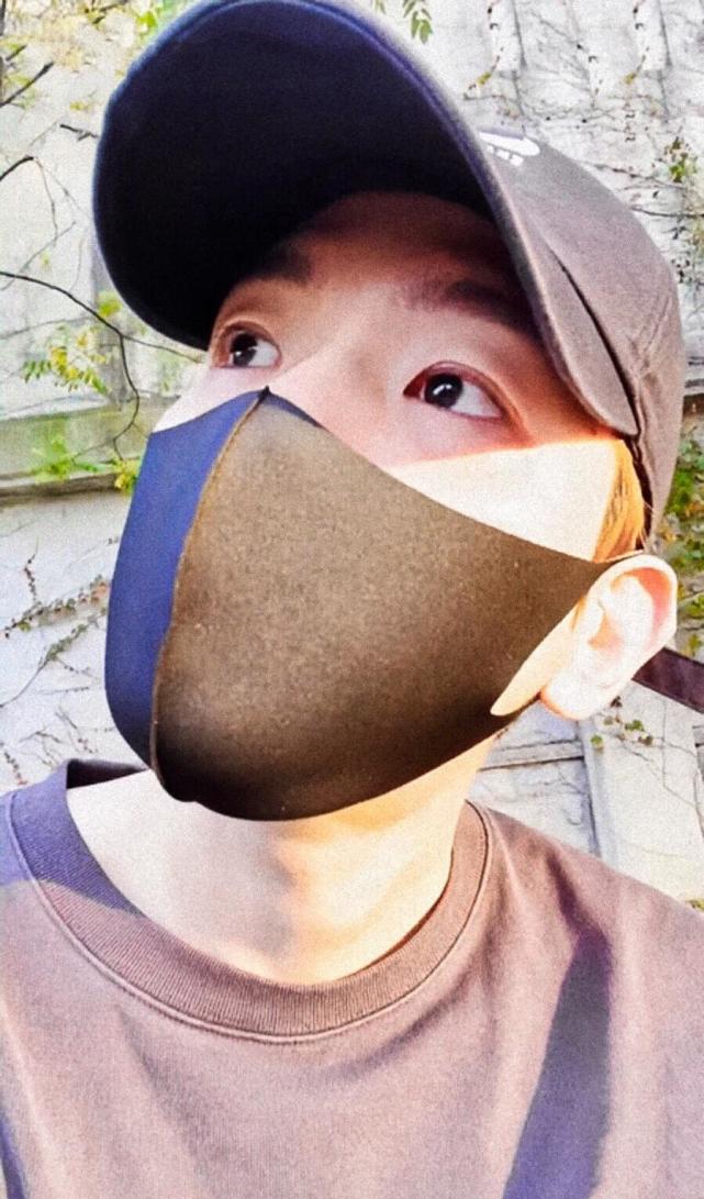 exo边伯贤散步直播,素颜男友风穿搭帅气,清唱忘词好萌,讲中文暖心