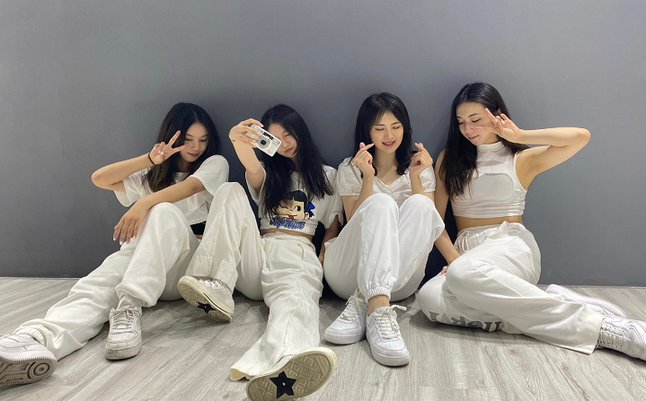 姚安娜|名媛组团出道？任正非小女儿姚安娜与名媛组舞团，稳站C位气质好