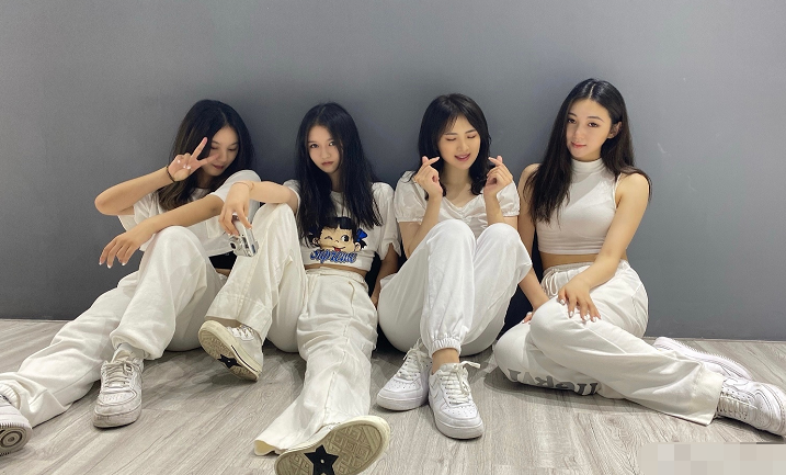 姚安娜|名媛组团出道？任正非小女儿姚安娜与名媛组舞团，稳站C位气质好