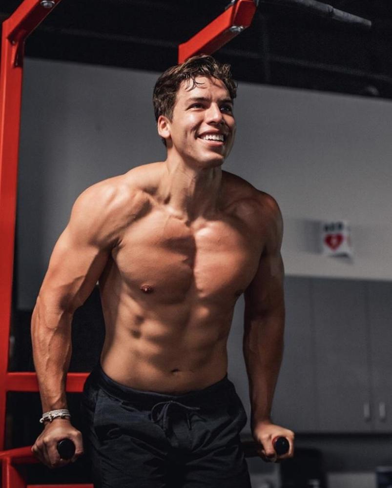 阿诺德·施瓦辛格|73岁施瓦辛格和小28岁女友骑行，二人恩爱如初，硬汉肌肉健硕快撑爆衣服