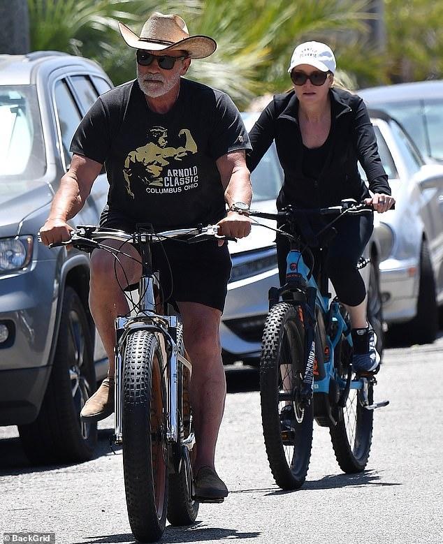 阿诺德·施瓦辛格|73岁施瓦辛格和小28岁女友骑行，二人恩爱如初，硬汉肌肉健硕快撑爆衣服