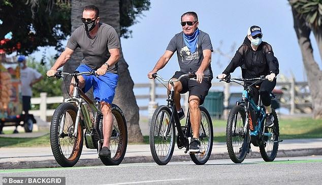 阿诺德·施瓦辛格|73岁施瓦辛格和小28岁女友骑行，二人恩爱如初，硬汉肌肉健硕快撑爆衣服