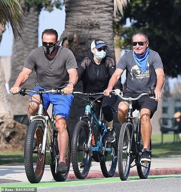 阿诺德·施瓦辛格|73岁施瓦辛格和小28岁女友骑行，二人恩爱如初，硬汉肌肉健硕快撑爆衣服