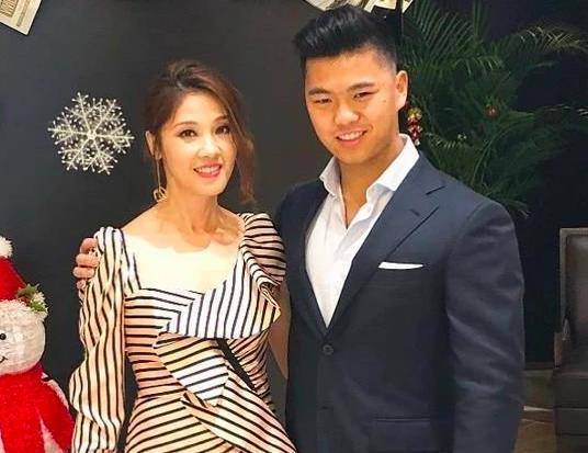 港姐冠军|她曾是港姐冠军，嫁给大20岁富豪生下2子，如今46岁很美很幸福