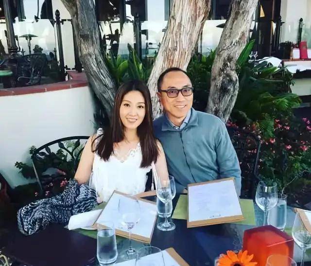 港姐冠军|她曾是港姐冠军，嫁给大20岁富豪生下2子，如今46岁很美很幸福