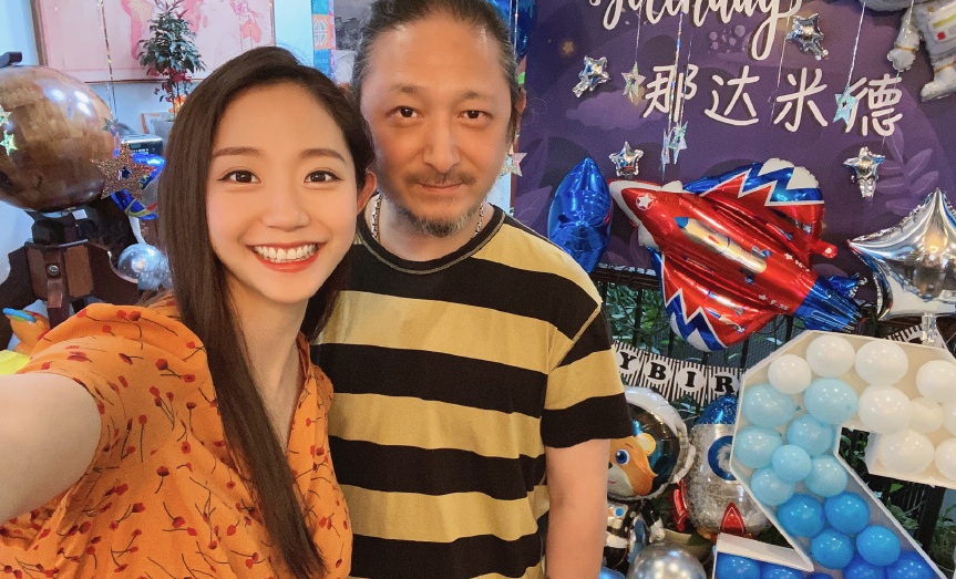 音乐人三宝小25岁娇妻官宣二胎产女结婚三年儿女双全笑眯眼