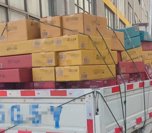 肖战|肖战生日排面足！无人机庆贺引近千人围观，品牌装满车产品送剧组