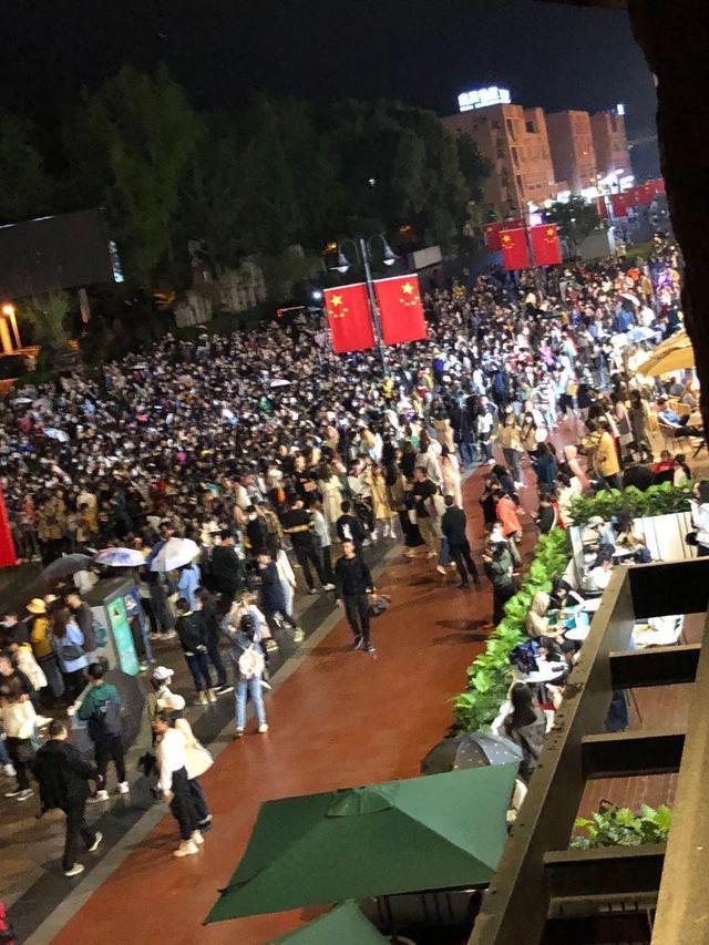 肖战|肖战生日排面足！无人机庆贺引近千人围观，品牌装满车产品送剧组