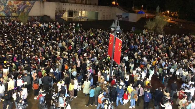 肖战|肖战生日排面足！无人机庆贺引近千人围观，品牌装满车产品送剧组