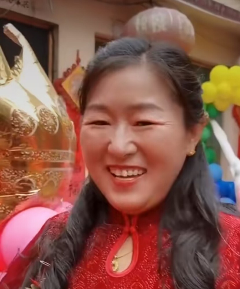 大衣哥儿子结婚,大衣嫂长卷发一袭红裙出席网友:洋气