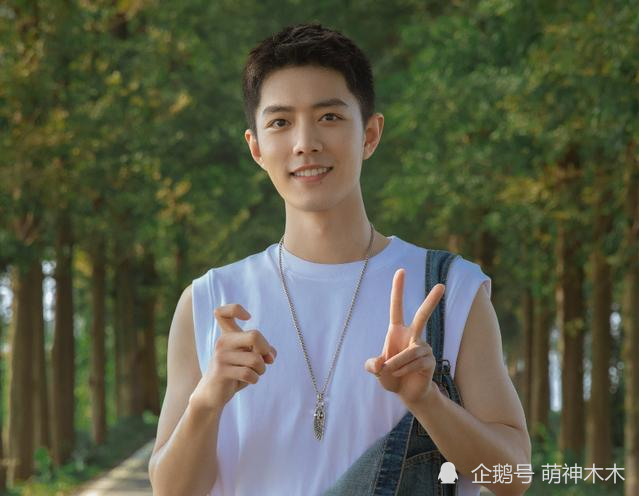 肖战|肖战生日排面足！无人机庆贺引近千人围观，品牌装满车产品送剧组