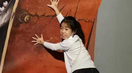 黄奕|黄奕带女儿看画展，7岁黄芊玲越长越像黄毅清，表情超多变“戏精”