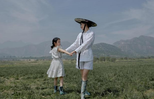 黄奕|黄奕带女儿看画展，7岁黄芊玲越长越像黄毅清，表情超多变“戏精”