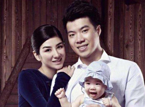 黄奕|黄奕带女儿看画展，7岁黄芊玲越长越像黄毅清，表情超多变“戏精”