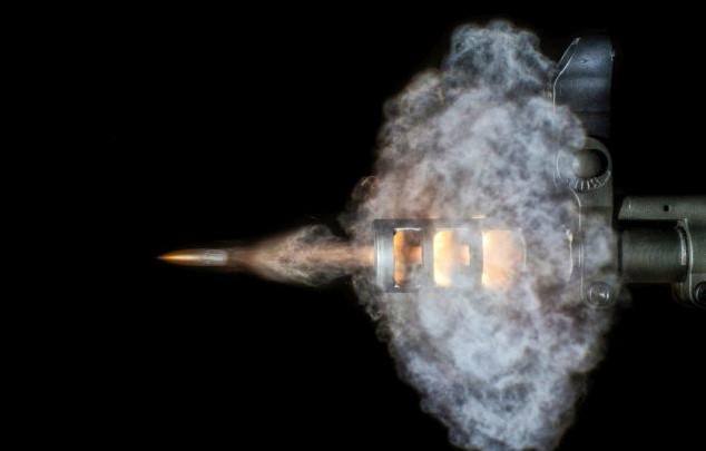 枪发射子弹时,如果用手堵住枪口,会不会导致炸膛?