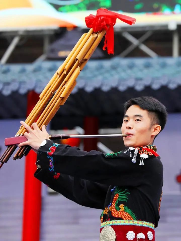 苗族青年正在表演吹芦笙蚩尤九黎城晚间音乐表演现场通讯员  杨硕  蔡