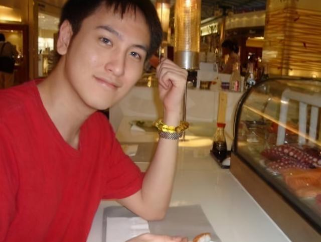 父亲给他留下133套房每套价值上亿如今37岁依旧单身