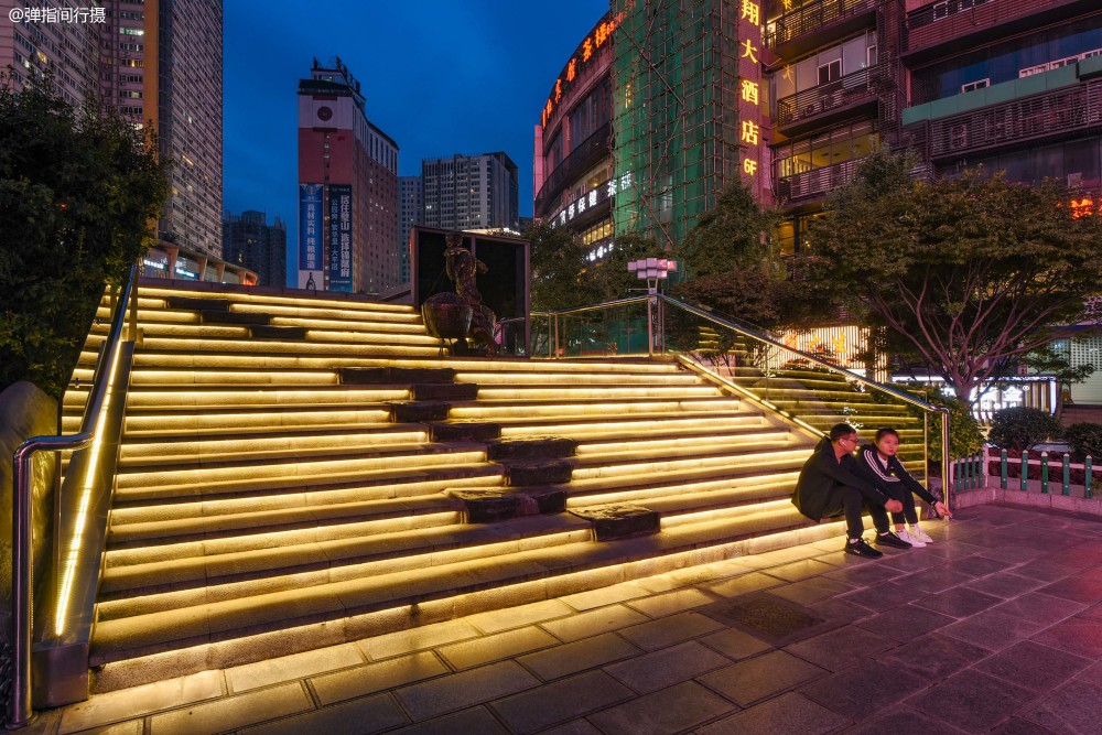 重庆最大的城市广场,夜生活精彩纷呈,市民和游客皆爱的打卡地_腾讯