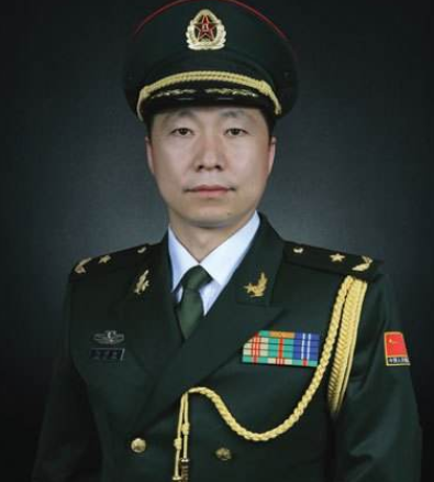 杨利伟|中国太空英雄杨利伟，本是空军军衔，为何后来被改成了陆军军衔？