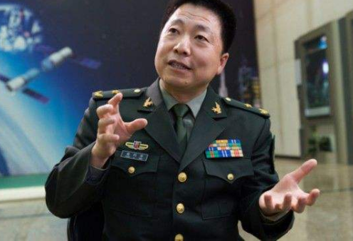 杨利伟|中国太空英雄杨利伟，本是空军军衔，为何后来被改成了陆军军衔？