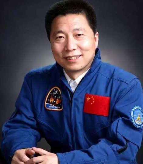 杨利伟|中国太空英雄杨利伟，本是空军军衔，为何后来被改成了陆军军衔？